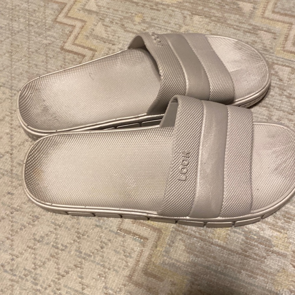 UNISEX GRAY COLOR SLIDES SHOES SIZE 44-45 280 is like US 10-10.5